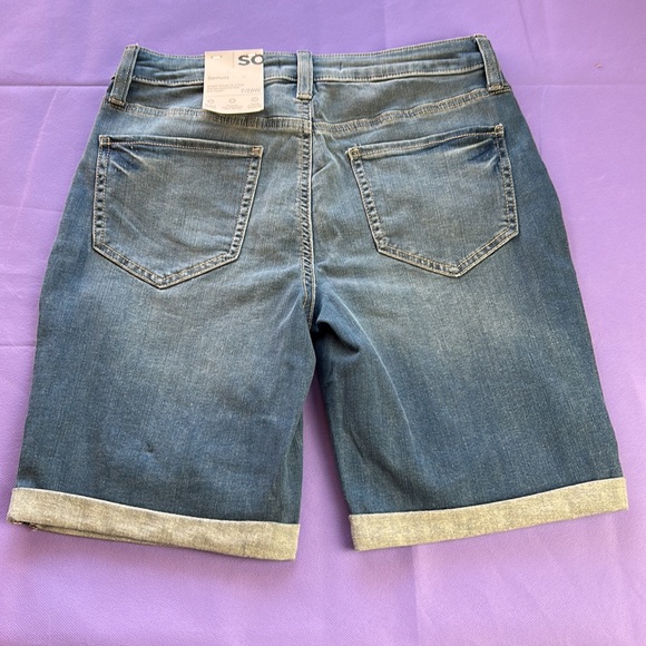 NWT Bermuda shorts 9 inch inseam. They hit right above the knee, medium shade. - Picture 6 of 9